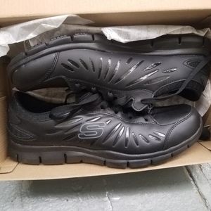 Womens Size 11 slip resistant work shoe